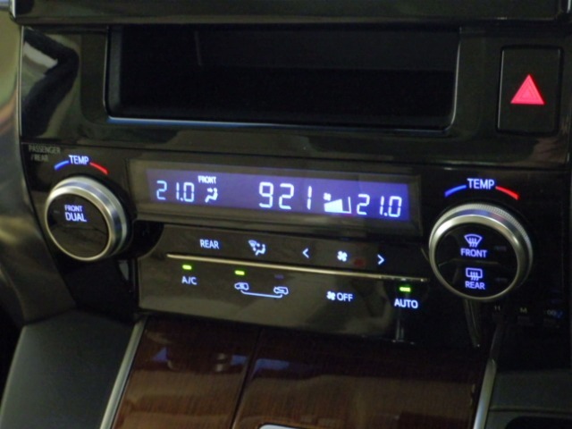オートエアコンは左右席で独立温度コントロールが可能です。運転席はキンキンに冷やして助手席はマイルドにと言った設定が可能です☆暑さ寒さでケンカすることもなくなりますね♪