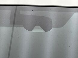 【エマージェンシーブレーキ】走行中に前方の車両等を認識し、衝突しそうな時は警報とブレーキで衝突回避と被害軽減をアシスト。より安全にドライブをお楽しみいただけます。