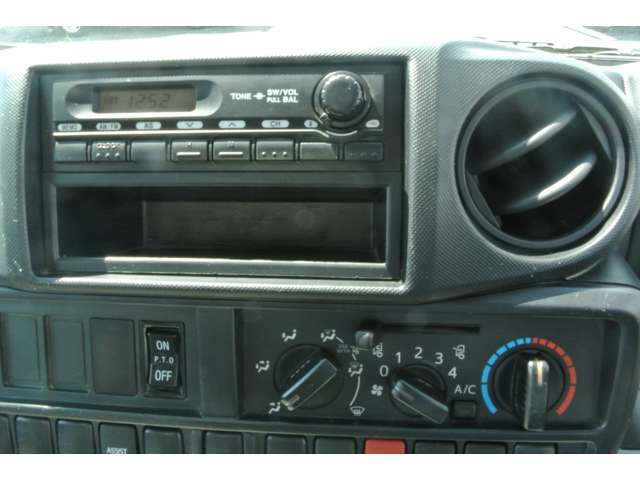 AMFMラジオ付き！もちろんエアコン付きで快適な運転を！