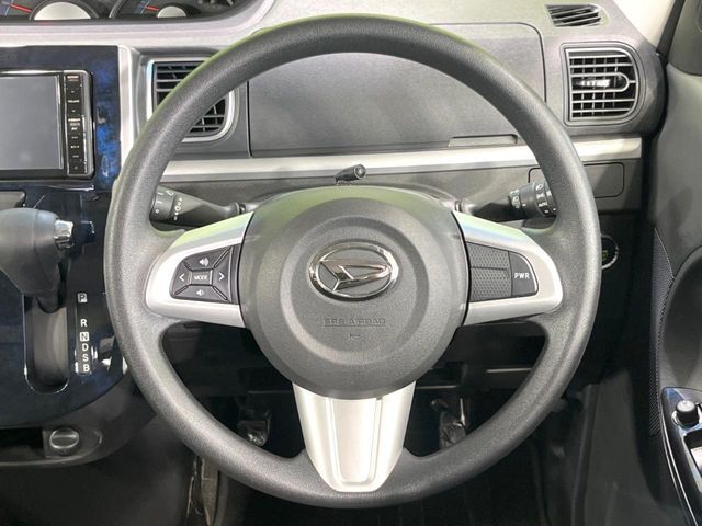 インテリアに合わせたデザインのステアリングは、運転される方のことも考え、運転しやすい形状、大きさです。是非一度、実際に触ってお確かめください。