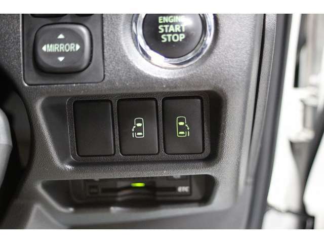 両側電動スライドドア装備で画像のスイッチにより運転席からもドアの開閉が可能です。
