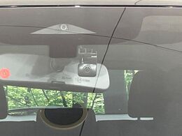 【インテリジェントエマージェンシーブレーキ】フロントカメラで前方の車両や歩行者を検知。衝突しそうな時は衝突被害軽減ブレーキが作動、衝突回避をサポート。より安全にドライブをお楽しみいただけます。