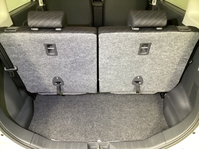 トランクの広さは、どうです、たくさんの荷物が積めますよ。