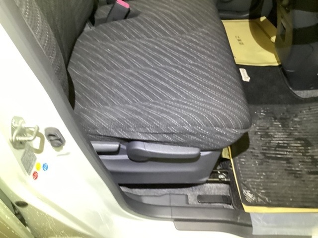 手動のレバーを使って、シートの高さや背もたれの角度を変えることができます。