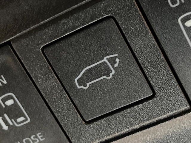 【パワーバックドア】スマートキーや運転席のボタンを押すだけでリアゲートが自動で開閉します！荷物を持っている時や、高い位置にあるバックドアを閉める際に便利な機能です♪