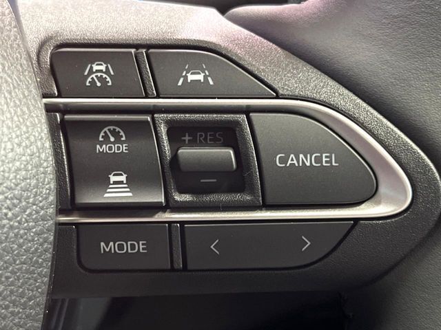【レーダークルーズコントロール】高速道路での長距離走行が楽に！！自動で速度を保つクルーズコントロールが、衝突軽減システムと連携し、前方の車両を感知して車間を保つように速度調節してくれます！！