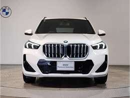 【BMWの伝統】BMWの特徴的な“キドニーグリル”は、80年以上続く伝統の形でございます。変わらないこだわりのデザインが、プレミアムブランド“BMW”を創り出します。