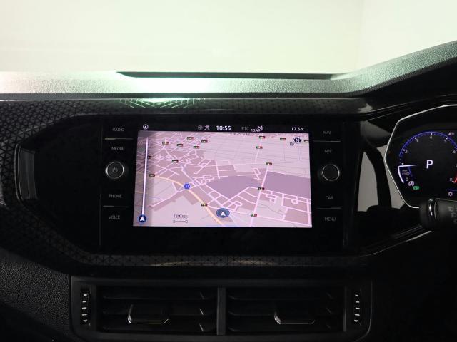 純正ナビゲーションも搭載しております。車両設定等ナビ画面にて設定することができます。