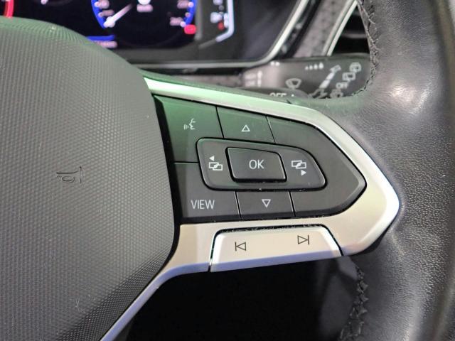 ステアリングホイール右側はハンドル目の前にあるデジタルメーターの設定ができます。目次だと思ってください。