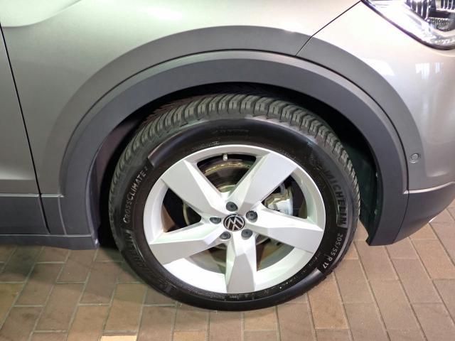 純正17インチアルミホイール装着です。シンプルなホイールデザインです。