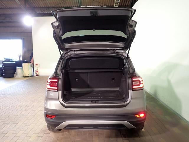 ラゲッジスペースは2段階調整可能かつリヤシートを倒すと大きな荷物の積載も容易に行えます。
