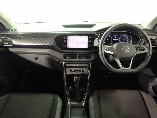 内装は飽きの来ないシンプルなデザインになっております。TCROSSならではのコンパクトな室内空間になります。