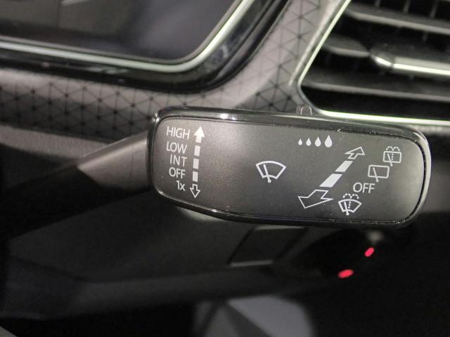 運転席から見て右側はワイパー操作になります。国産車とは反対ですのでご注意ください。