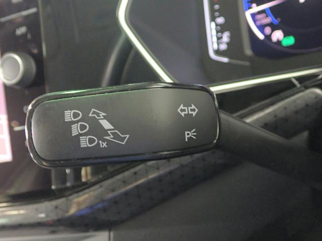 運転席から見て左側はウインカー操作になります。国産車とは反対ですのでご注意ください。