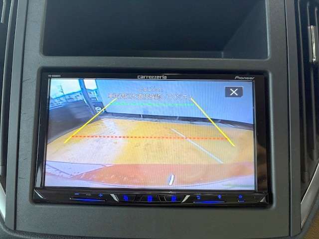 バックカメラがついて後方確認が簡単にできます！苦手としている車庫入れ等も安心して出来ますね！凄く需要の高い装備ですので、最初から付いていれば言う事なしですよね！？