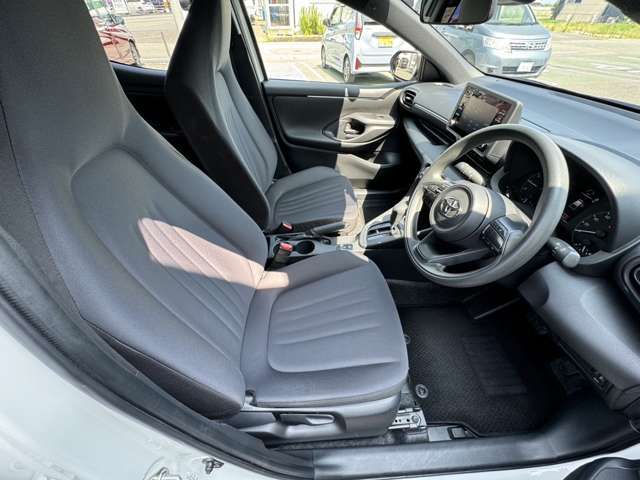 ヘッドレスト一体型シート☆コンパクトカーのシートらしい軽快でミニマムなシルエットとワンランク上のプレミアムな質感を実現したハイバックシート☆