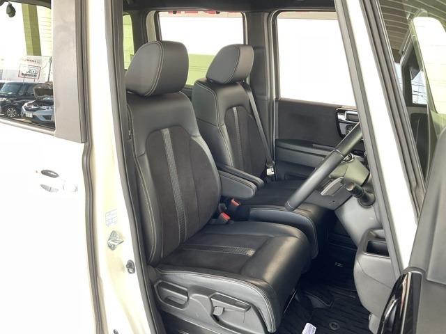 長時間運転しても疲れにくい素材にこだわったフロントシート！