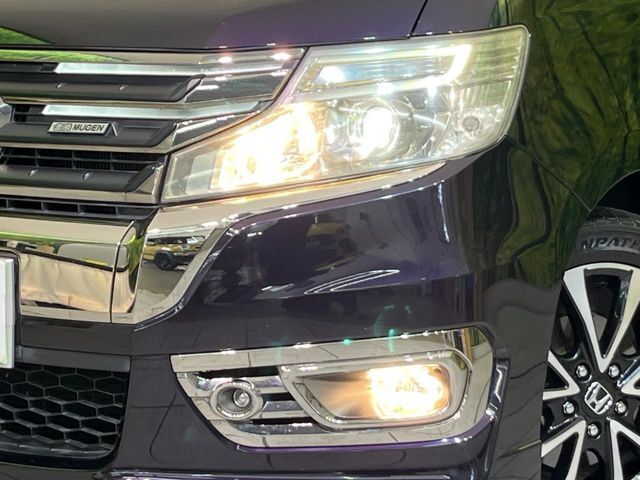 【HIDヘッドライト】非常に明るく前方を照らしてくれるので、悪天候や夜間の走行時も視界良好で安心してお乗りいただけます。