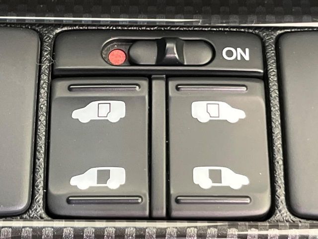 【両側パワースライドドア】スマートキーや運転席のスイッチで後席両側スライドドアの開閉が可能♪電動だから力を入れてドアを開ける必要が無く、小さなお子様でも簡単に開け閉めでき快適です♪
