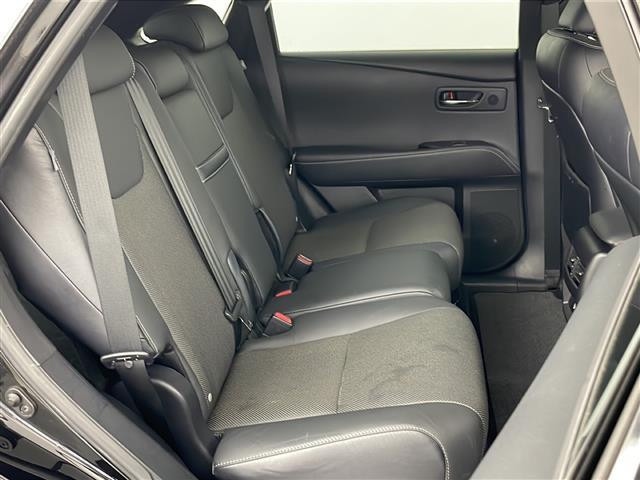 【後部座席】後席もゆったりドライブを楽しめます。内外装はプロこだわりのクリーニングで清潔なおクルマでご納車させていただきます！店舗での現車確認も承っています！