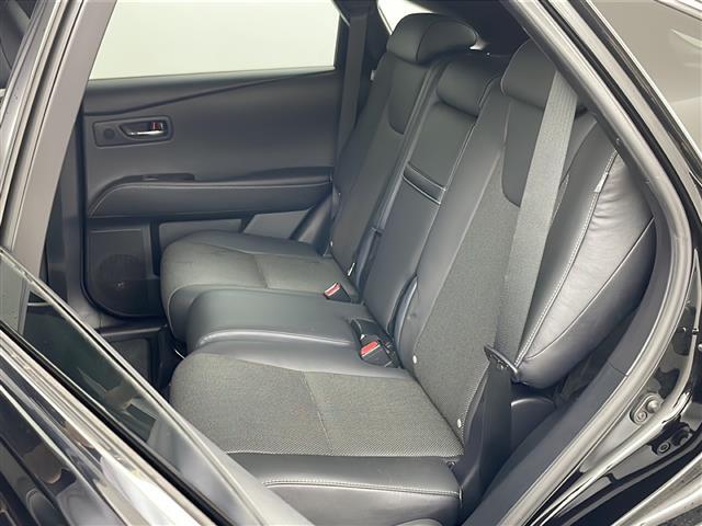 【後部座席】後席もゆったりドライブを楽しめます。内外装はプロこだわりのクリーニングで清潔なおクルマでご納車させていただきます！店舗での現車確認も承っています！