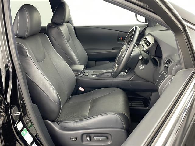 【運転席】座り心地が良いシートなので長時間の運転でも快適にお過ごしいただけます。新品のフロアマットのご注文も可能です。掲載箇所以外にご希望の写真がございましたらお気軽にお問い合わせ下さい。