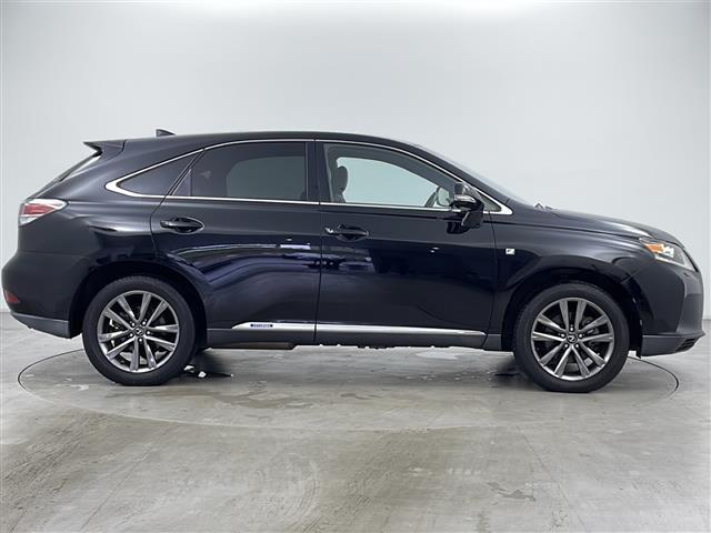 【右】商談ルームには「キッズスペース」を完備しています。DVD、ブロック、絵本、おままごとセット。お子様連れでも、ゆっくりとお車をお選びいただけます！