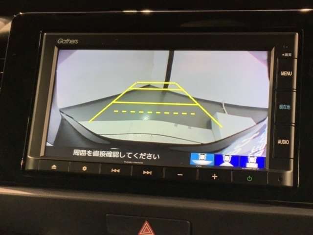 リバースギアに入れるだけで後方の表示へ切り替わります。夜間や雨の日の駐車も楽になりますよ。
