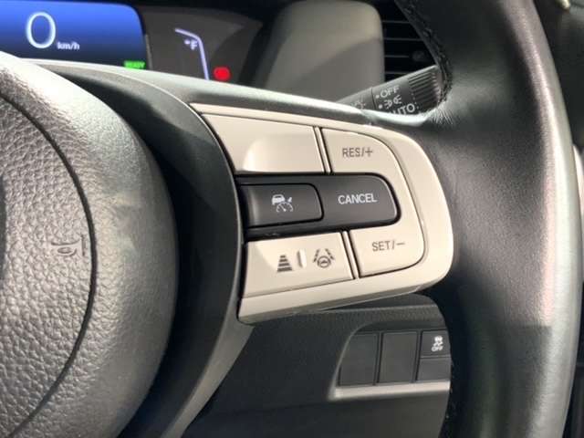 クルーズコントロールを装備しています。高速道路などで一定の速度で走ってくれるので運転が楽ですよ！速度を設定できますので、スピードの出しすぎにも注意できます。