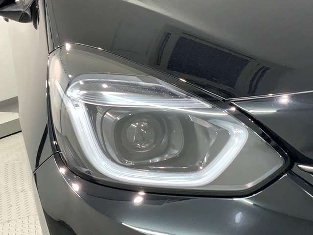 LEDヘッドライトは、点灯の瞬間から最大光量を発揮し、突然暗くなるトンネルなどでの安定感を高めます。