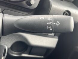 【オートライト】周りの明るさに応じて自動でヘッドライトの点灯・消灯ができる機能です！ライトの付け忘れ・消し忘れなどが無くなり、雨の日や夕方の走行も安心！トンネル通過時も便利ですね♪