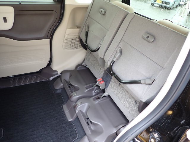 ◆チップアップ＆ダイブダウン機構付【ULTR SEAT】は後席座面を左右分割で跳ね上げることができます。トランクで積載できない背の高い荷物をラクラク収納できます。ホンダ車ならではの人気装備です。