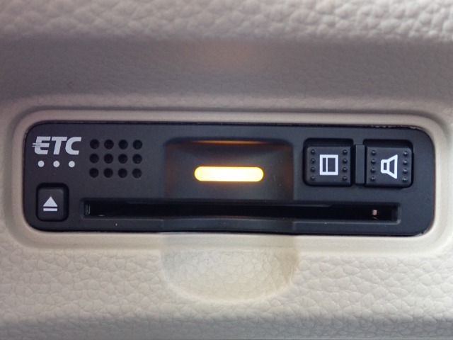 ■【ETC車載器】が装備されています。セットアップをしてお渡しとなり、ETCカードを差し込むだけで高速道路の利用が可能です。