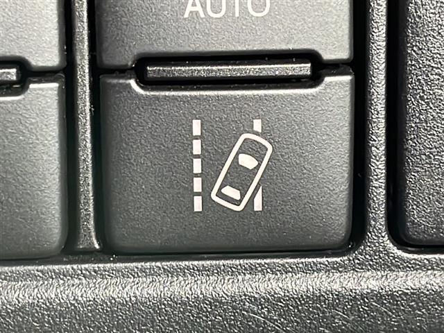 【レーンディパーチャーアラート（LDA）】クルマが車線または走路から逸脱する可能性がある場合に、ブザーまたはハンドルの振動により注意をうながします。機能には限界があるためご注意ください。