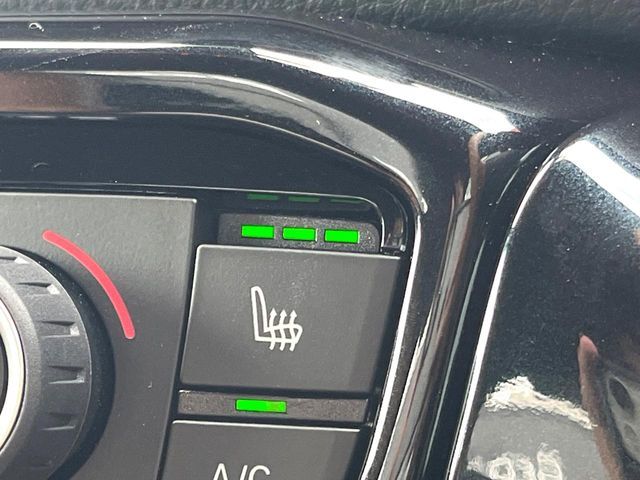 【シートヒーター】寒い日に重宝するシートヒーター！エアコンより早く温まってくれるので寒がりの人も安心ですね♪エアコンの温風は乾燥するから苦手、という方にもをおすすめです。