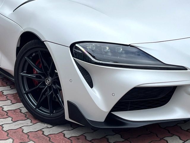 【LEDヘッドライト】悪天候や夜間走行時も良好な視界を確保し安心して運転できる高輝度LEDヘッドライトを装備！点灯速度が早く、消費電力も抑えられています。