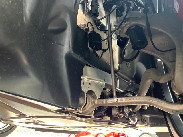 お車を安心してお乗りいただく為には、足回りの定期点検が欠かせません。サービスサポート（有償保証）では無料点検もご提供しており、安心のカーライフをお過ごしいただけるサポート体制が整っています。