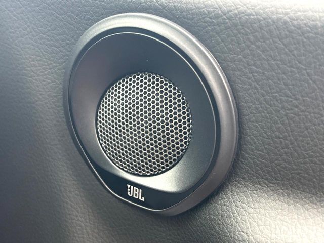 【JBLサウンドシステム】メーカーオプションの高品位サウンドシステムを搭載。専用のチューニングが施された大小様々なスピーカーから良質なサウンドが奏でられ、臨場感あふれる音響空間を演出します。