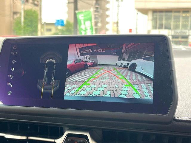 【バックカメラ】駐車時に後方がリアルタイム映像で確認できます。大型商業施設や立体駐車場での駐車時や、夜間のバック時に大活躍！運転スキルに関わらず、今や必須となった装備のひとつです！