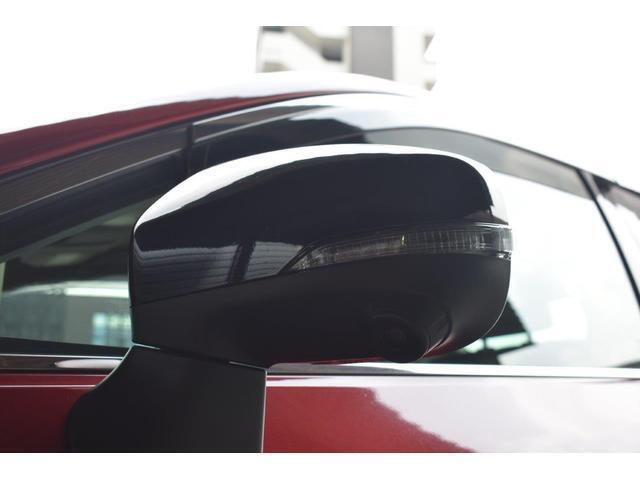 助手席側ドアミラーに装着されたカメラの映像をディスプレイに表示。自車の助手席側前方の様子が確認でき、狭い道への進入やすれ違い、道路端への幅寄せ駐車などをより安心して行うことができます。