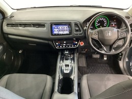 車内は光触媒抗菌消臭施工済です。スタイリッシュなデザインでスポーティなインパネ周りを演出します。グローブボックスやカップホルダーのほかにトレーなどたくさんの収納スペースが付いています。