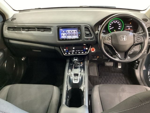 車内は光触媒抗菌消臭施工済です。スタイリッシュなデザインでスポーティなインパネ周りを演出します。グローブボックスやカップホルダーのほかにトレーなどたくさんの収納スペースが付いています。