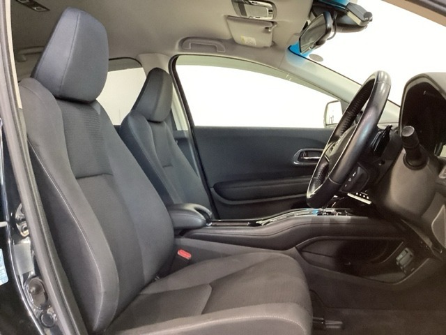 広い足元にゆったり座れるシートには肘掛けも装備しており長距離の運転でも疲れにくくなってます。