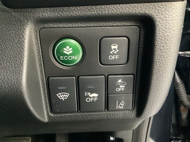 Hondaセンシング用の、VSA（ABS＋TCS＋横滑り抑制）解除とレーンキープアシストシステムのメインスイッチなどはハンドルの右側に装備しています。燃費に役立つECONボタンもここです。