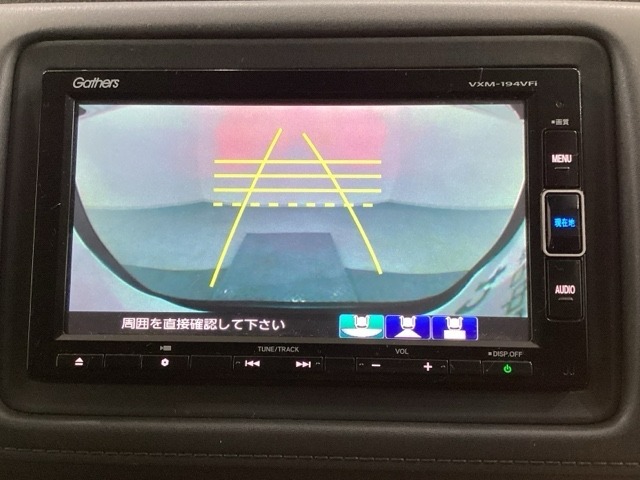 バックでの車庫入れも安心です！　リアカメラが付いているバックモニター付のナビを装備しております。操作線もついており距離感も画面から確認できます。