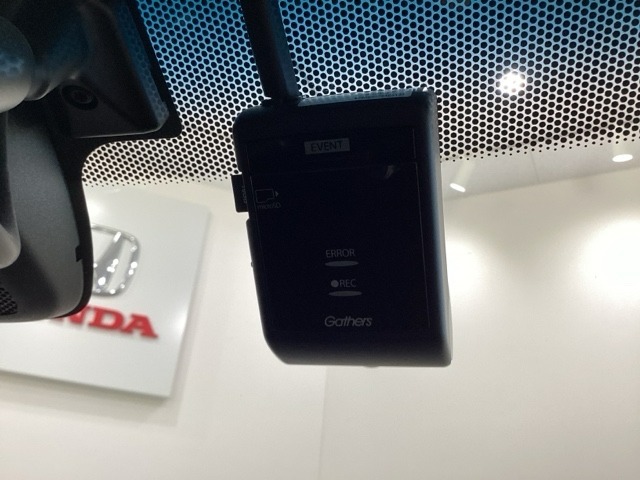 ドライブレコーダーが前方の監視をしてくれます。衝突や急ブレーキなどを感知した場合に、記録された動画が万が一の際に直前の状況を把握する手助けとなります。