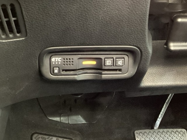 ハンドルの左下にETCがついています。高速道路の料金所の通過も楽々です！。　カードの取り出しもしやすい場所についています。
