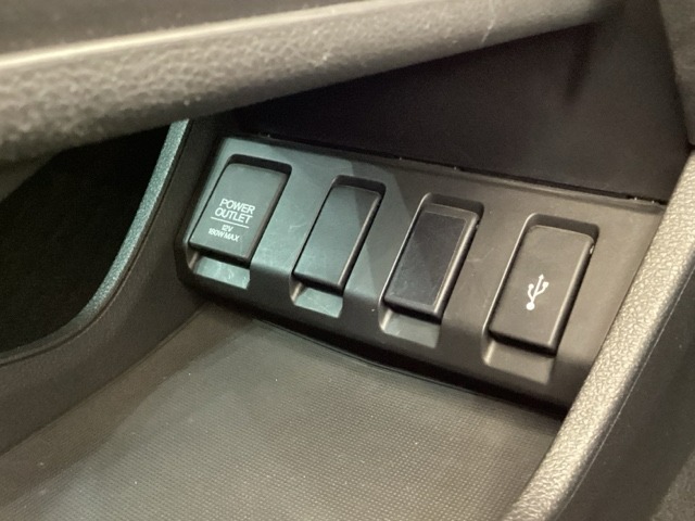 アクセサリーソケットはUSBのアダプターなどをつければ、スマホの充電にも使えます。横にはナビゲーション用の外部入力可能なUSB端子がついており、周辺には物が置けるトレーがついています。