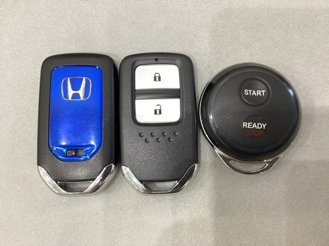 スマートキーを装備しています。鍵を差し込むことなくドアロックの開け閉めと、スタートボタン操作でのエンジンスタートができます。加えて、純正リモコンエンジンスターター用の操作キーもついています。