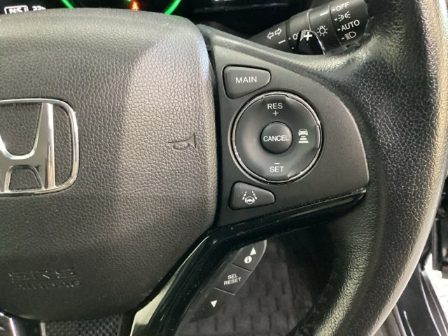 ハンドルにHondaセンシング系のクルーズコントロールやレーンキープアシストなどのスイッチが装備されています。ハンドルから手を離さず安全に操作できます。